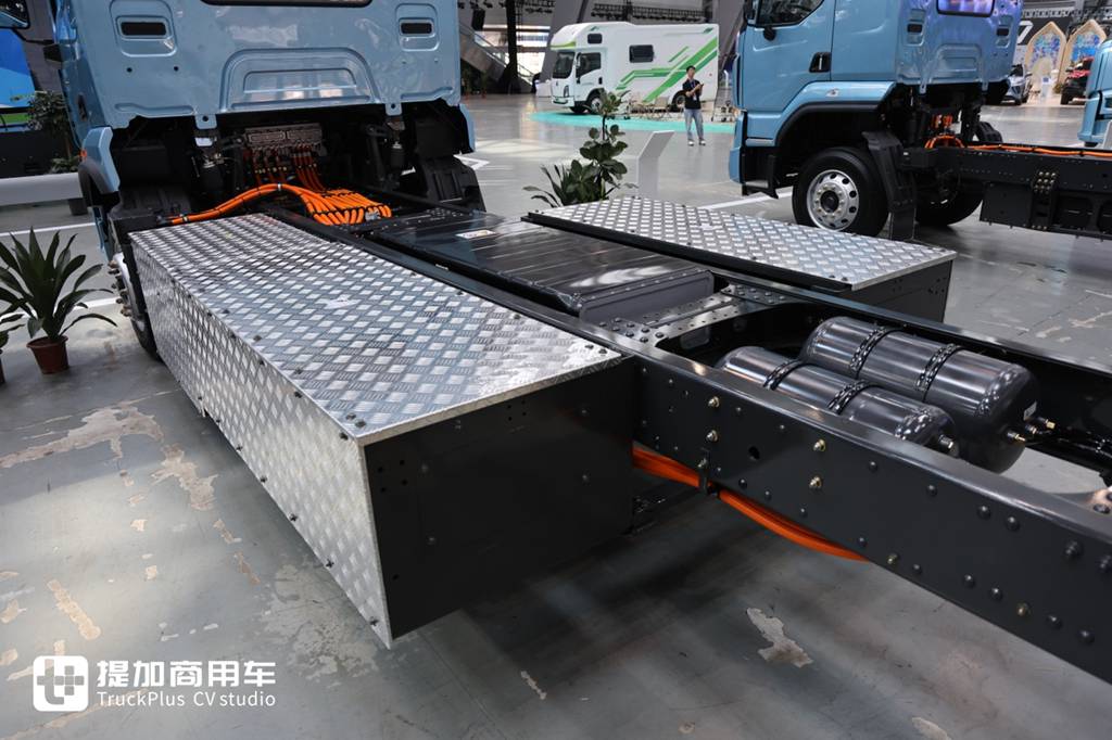 配2C超充，效率堪比燃油车？乘龙翼威5超充版大单桥深度解析 - 第9张