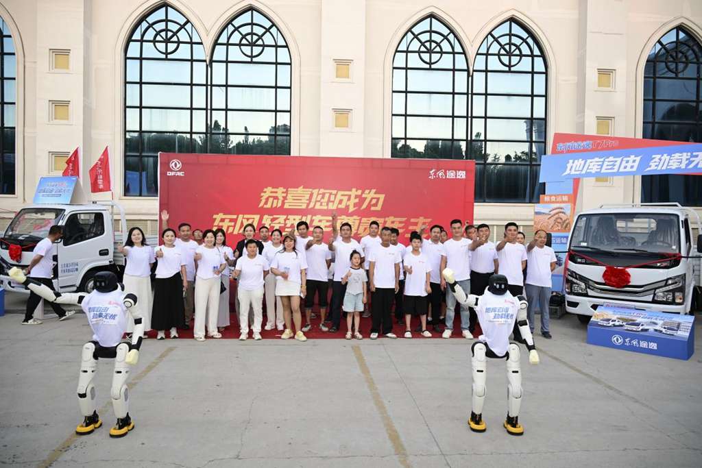 机器人同台秀灵动,真卡友上阵测硬核!“地库自由 劲载无忧”——东风途逸T7Pro全国上市发布! - 第4张 - 提加商用车网 机器人同台秀灵动,真卡友上阵测硬核!“地库自由 劲载无忧”——东风途逸T7Pro全国上市发布! - 第4张
