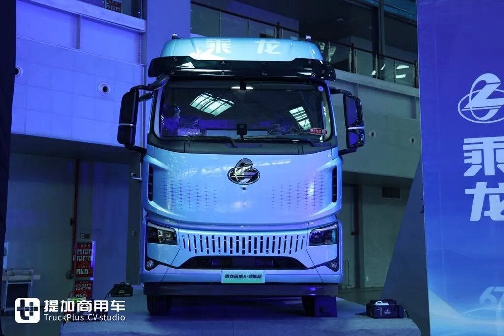 近千匹马力、每公里低至1度电!东风柳汽最新亮相的乘龙翼威5超能版牵引车实拍 - 第2张 - 提加商用车网 近千匹马力、每公里低至1度电!东风柳汽最新亮相的乘龙翼威5超能版牵引车实拍 - 第2张