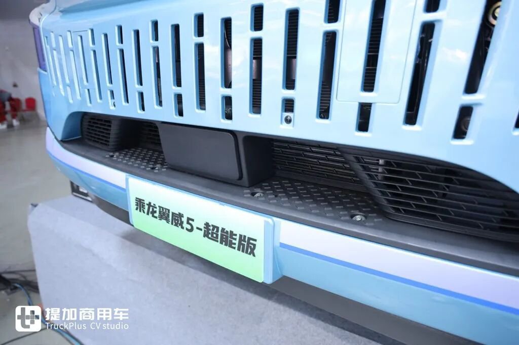 近千匹马力、每公里低至1度电!东风柳汽最新亮相的乘龙翼威5超能版牵引车实拍 - 第4张 - 提加商用车网 近千匹马力、每公里低至1度电!东风柳汽最新亮相的乘龙翼威5超能版牵引车实拍 - 第4张