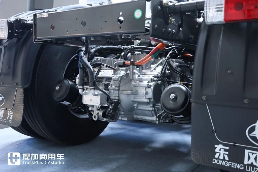 近千匹马力、每公里低至1度电!东风柳汽最新亮相的乘龙翼威5超能版牵引车实拍 - 第8张 - 提加商用车网 近千匹马力、每公里低至1度电!东风柳汽最新亮相的乘龙翼威5超能版牵引车实拍 - 第8张
