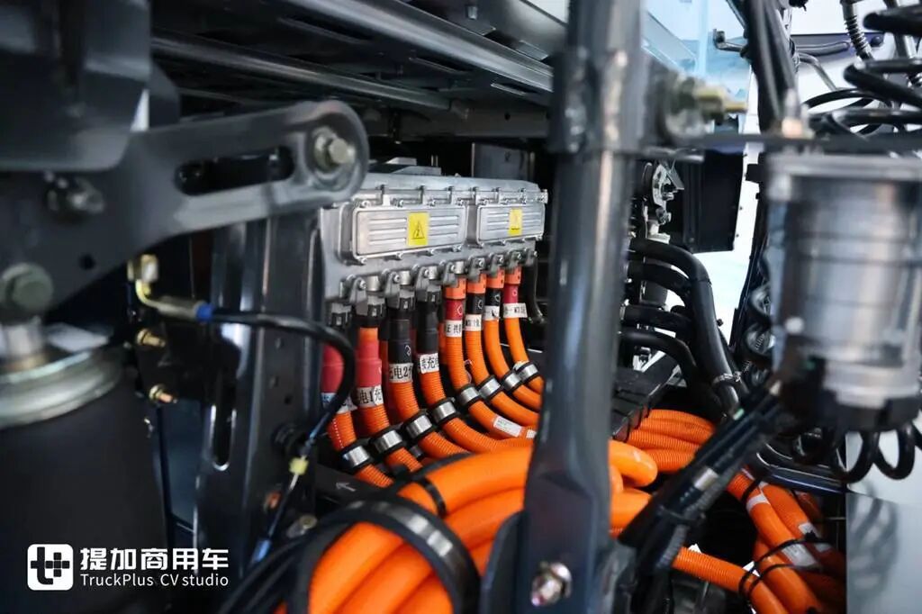 近千匹马力、每公里低至1度电!东风柳汽最新亮相的乘龙翼威5超能版牵引车实拍 - 第10张 - 提加商用车网 近千匹马力、每公里低至1度电!东风柳汽最新亮相的乘龙翼威5超能版牵引车实拍 - 第10张