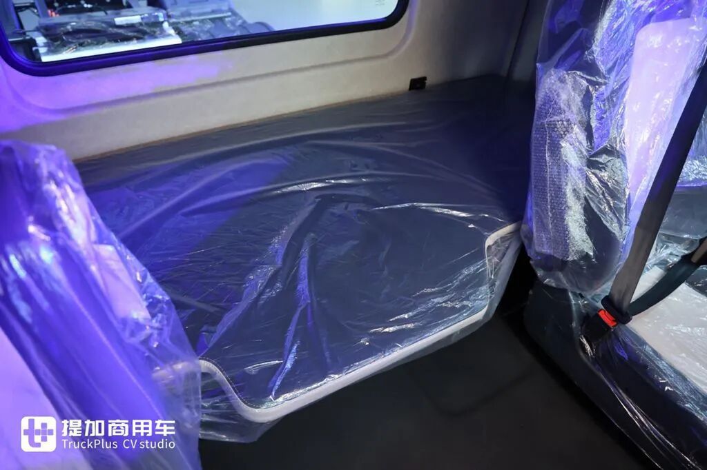 近千匹马力、每公里低至1度电!东风柳汽最新亮相的乘龙翼威5超能版牵引车实拍 - 第16张 - 提加商用车网 近千匹马力、每公里低至1度电!东风柳汽最新亮相的乘龙翼威5超能版牵引车实拍 - 第16张