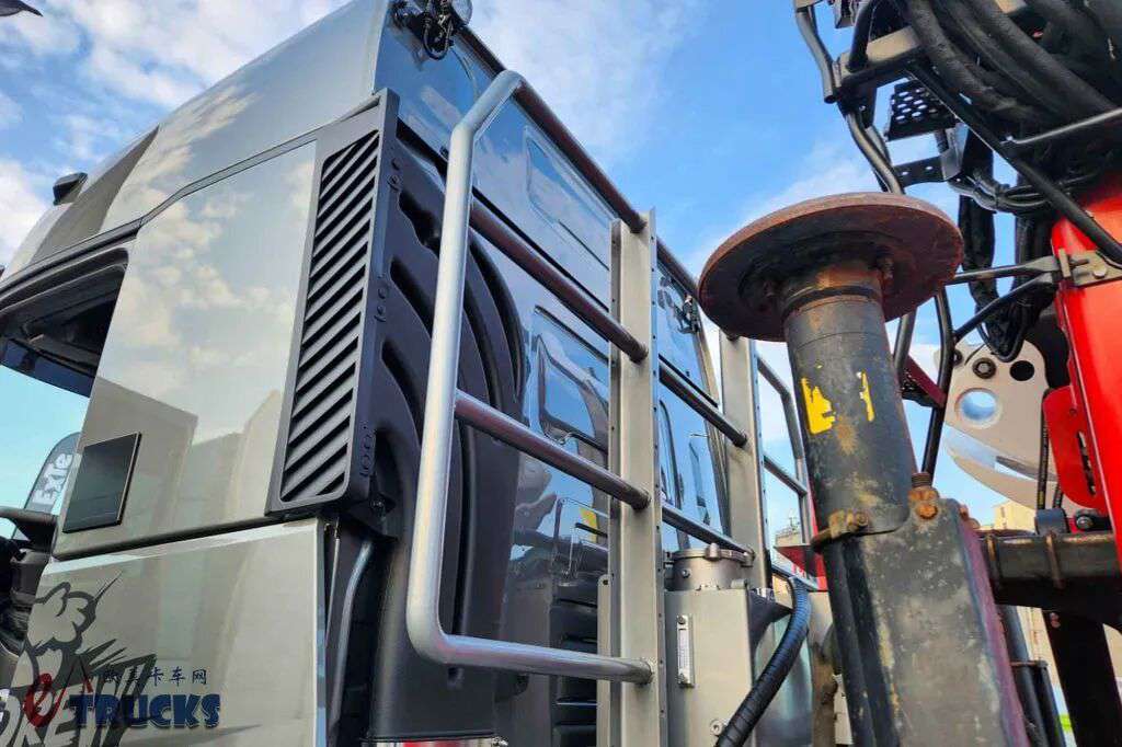 6×6驱动的“法式”沃尔沃卡车？内饰外观都独具特色，雷诺K520木材运输车实拍 - 第10张