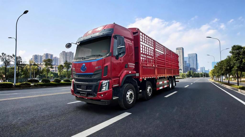 每公里电费仅0.6元！乘龙H5 8×4纯电载货车五年省出84万 - 第3张