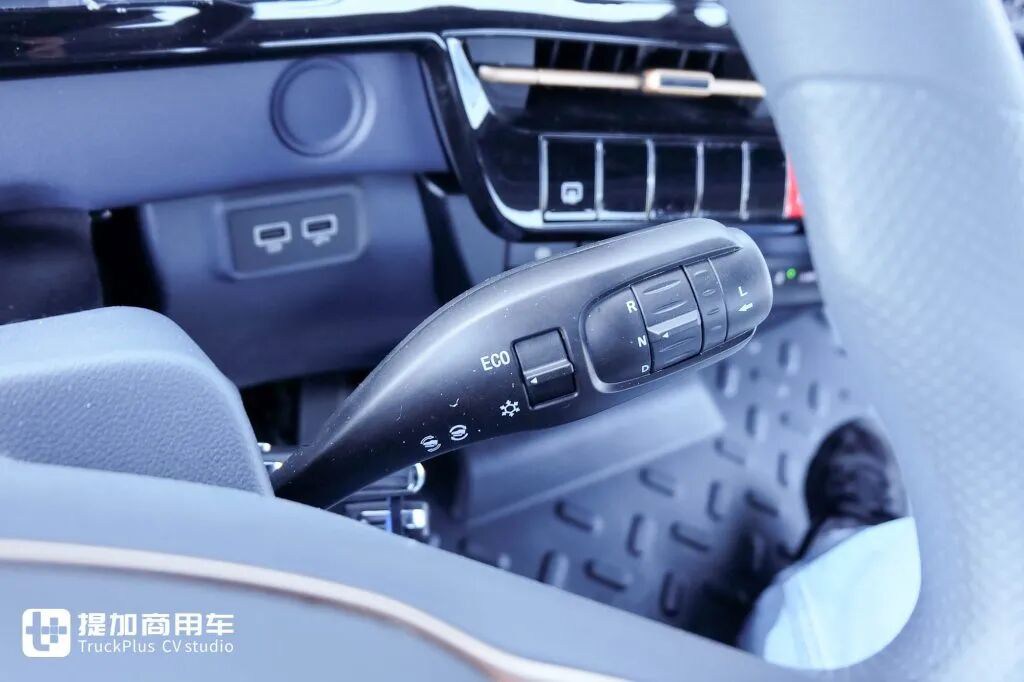 200度超大电池,还有高顶带卧铺驾驶室!潍柴新能源最新亮相的蓝擎X7纯电动轻卡实拍 - 第17张 - 提加商用车网 200度超大电池,还有高顶带卧铺驾驶室!潍柴新能源最新亮相的蓝擎X7纯电动轻卡实拍 - 第17张