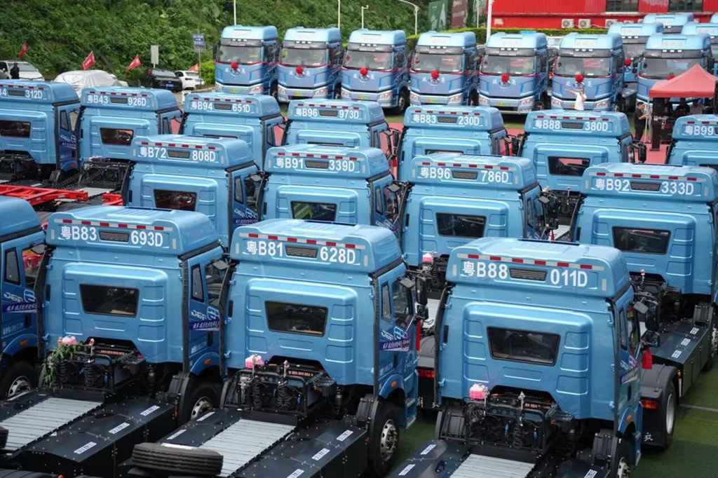 一汽解放向德诚达物流交付首批200台J6P换电牵引车 - 第3张 - 提加商用车网 一汽解放向德诚达物流交付首批200台J6P换电牵引车 - 第3张