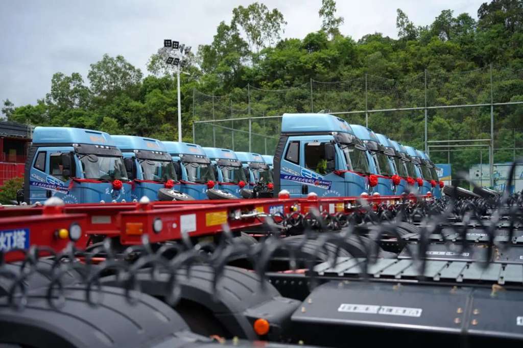 一汽解放向德诚达物流交付首批200台J6P换电牵引车 - 第4张 - 提加商用车网 一汽解放向德诚达物流交付首批200台J6P换电牵引车 - 第4张