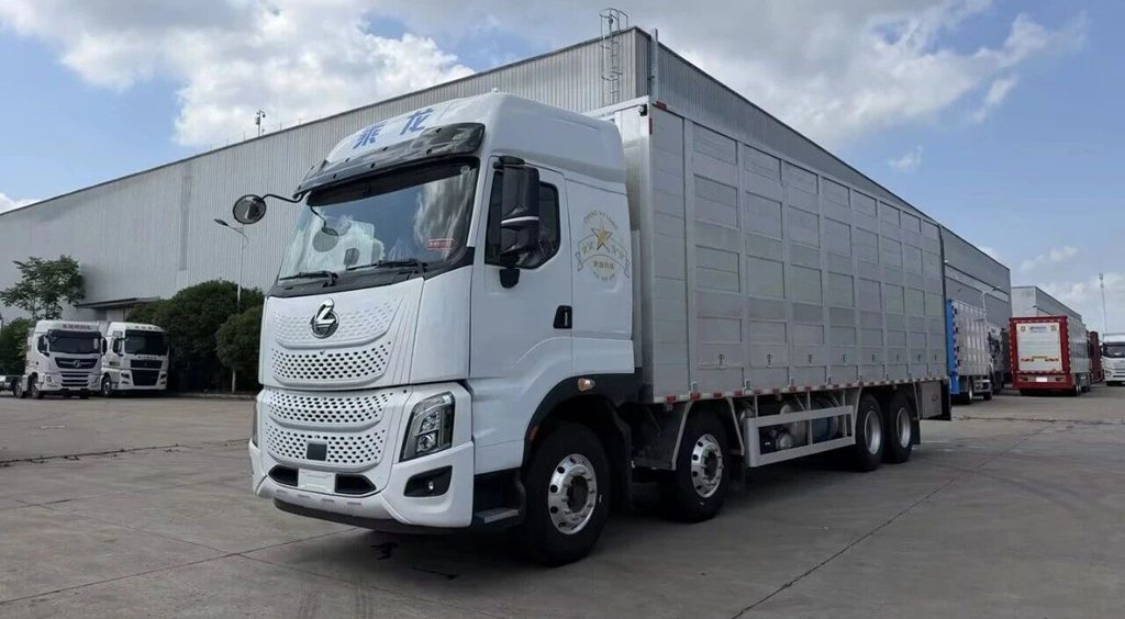 鲜乘直通车|运输升级,收益稳增:乘龙 H7 Pro 8×4 恒温畜禽车助力卡友跑稳每一趟收益 - 第1张 - 提加商用车网 鲜乘直通车|运输升级,收益稳增:乘龙 H7 Pro 8×4 恒温畜禽车助力卡友跑稳每一趟收益 - 第1张