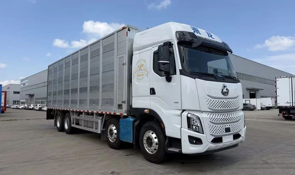 鲜乘直通车|运输升级,收益稳增:乘龙 H7 Pro 8×4 恒温畜禽车助力卡友跑稳每一趟收益 - 第4张 - 提加商用车网 鲜乘直通车|运输升级,收益稳增:乘龙 H7 Pro 8×4 恒温畜禽车助力卡友跑稳每一趟收益 - 第4张