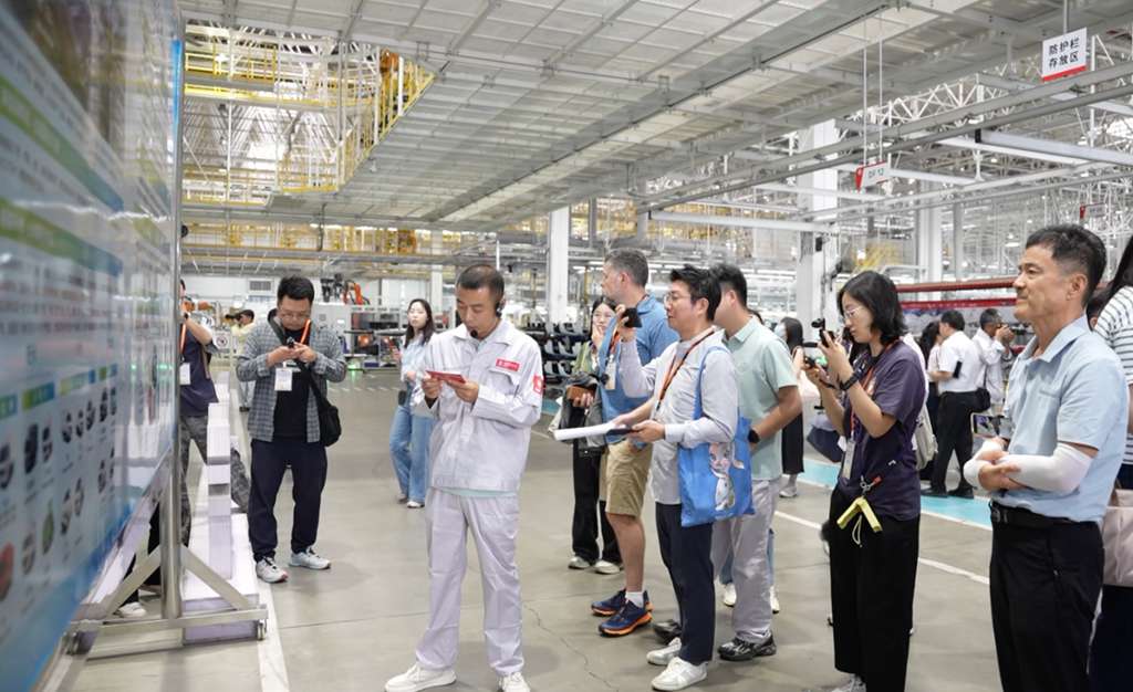 中外媒体走进东风股份襄阳工厂:见证中国智造硬实力 - 第1张 - 提加商用车网 中外媒体走进东风股份襄阳工厂:见证中国智造硬实力 - 第1张