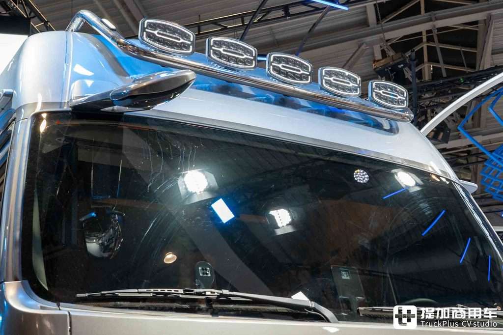 2026IAA：可氢可电无续航焦虑！东风柳汽乘龙氢燃料电池高速干线牵引车实拍评测 - 第9张