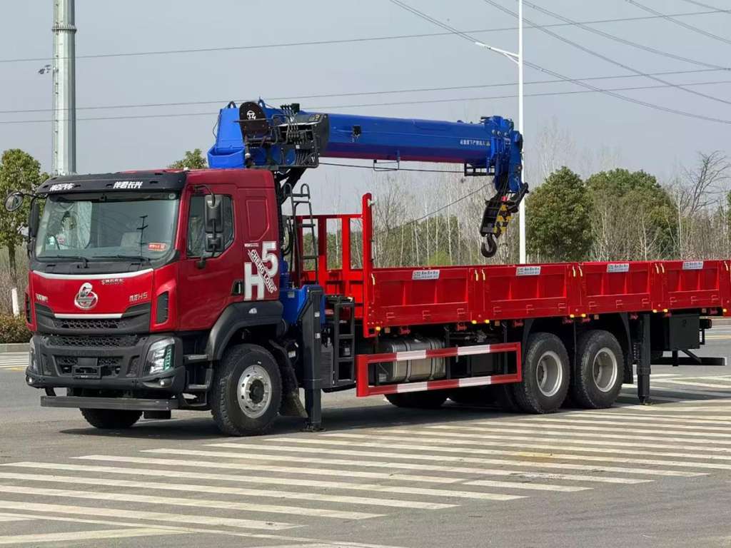 乘龙H5 6×4随车吊:300大马力,吊得起千钧,扛得住重载 - 第3张 - 提加商用车网 乘龙H5 6×4随车吊:300大马力,吊得起千钧,扛得住重载 - 第3张