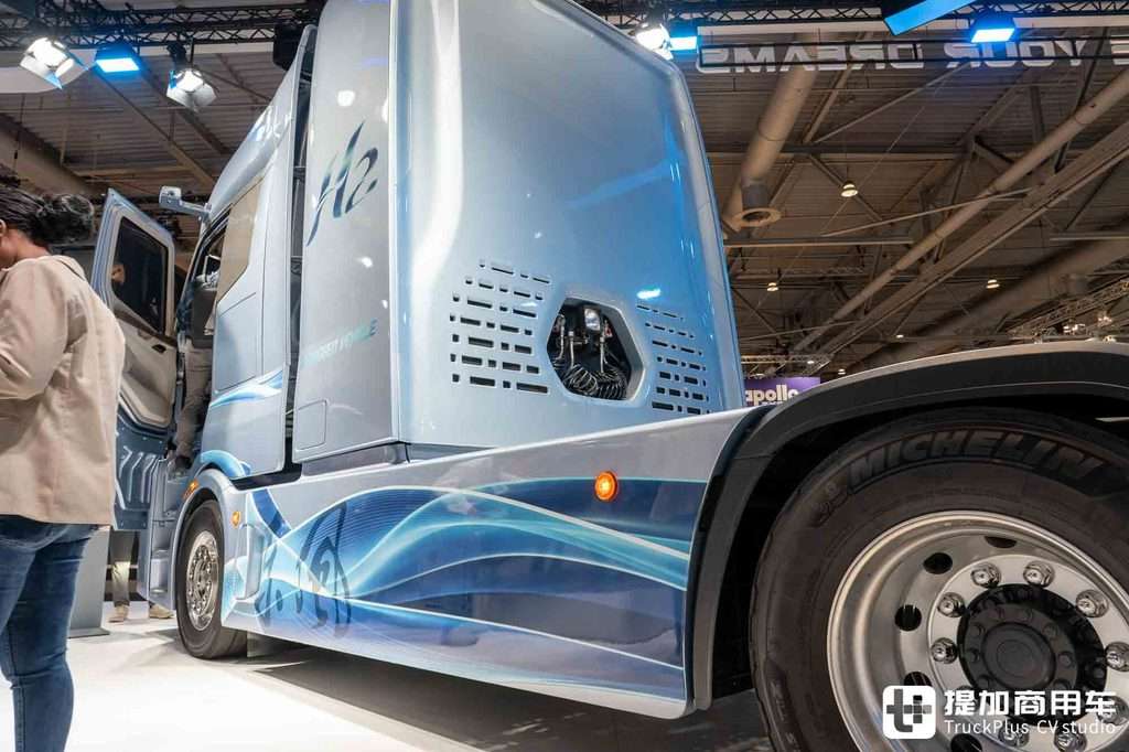 2026IAA：可氢可电无续航焦虑！东风柳汽乘龙氢燃料电池高速干线牵引车实拍评测 - 第11张
