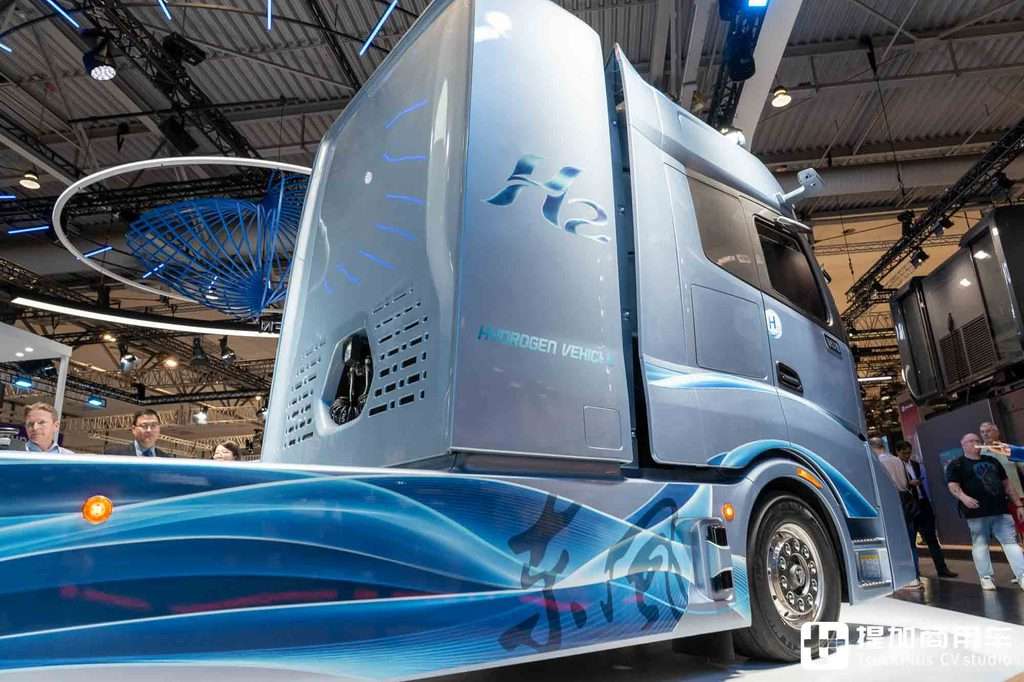 2026IAA：可氢可电无续航焦虑！东风柳汽乘龙氢燃料电池高速干线牵引车实拍评测 - 第12张