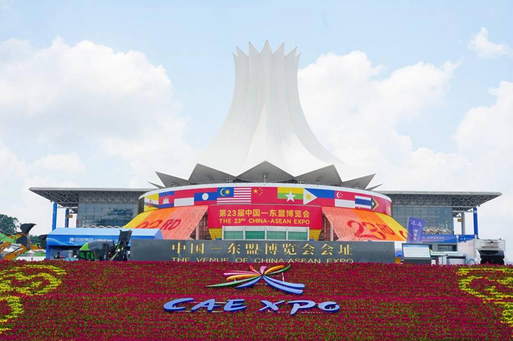 智启零碳出海,东风柳汽乘龙全新产品矩阵登陆东博会 - 第2张 - 提加商用车网 智启零碳出海,东风柳汽乘龙全新产品矩阵登陆东博会 - 第2张