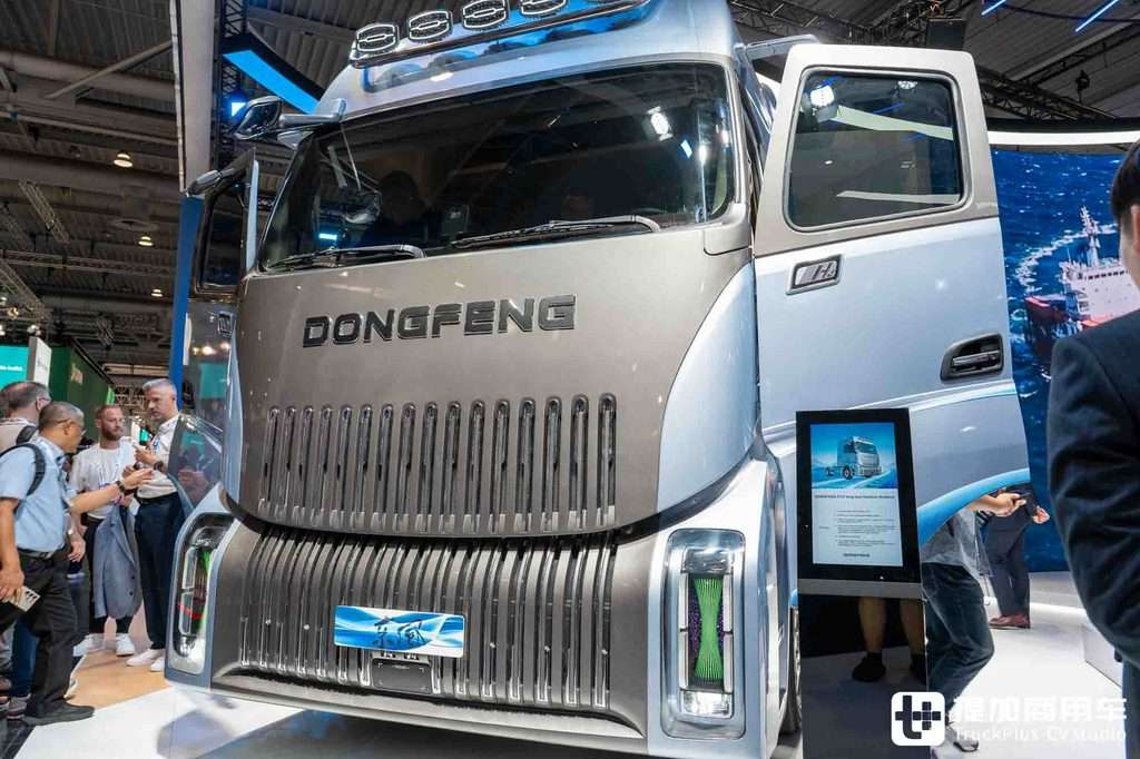 2026IAA：可氢可电无续航焦虑！东风柳汽乘龙氢燃料电池高速干线牵引车实拍评测 - 第1张