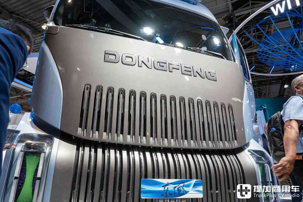 2026IAA：可氢可电无续航焦虑！东风柳汽乘龙氢燃料电池高速干线牵引车实拍评测 - 第4张