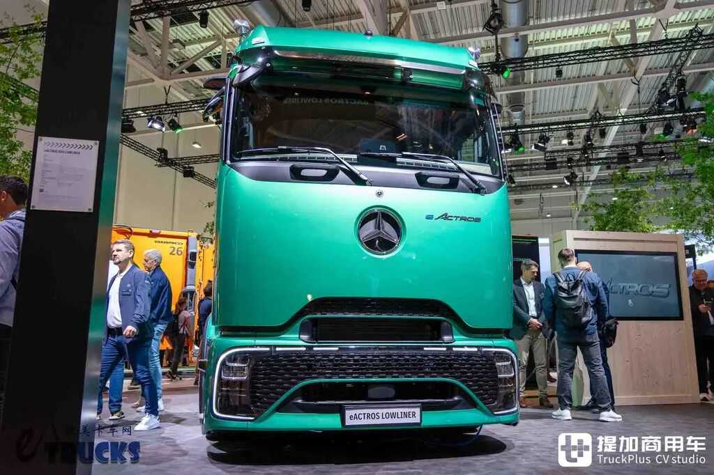 2026IAA：长途电动重卡也能玩低鞍座？奔驰eActros Lowliner牵引车深度实拍评测 - 第1张