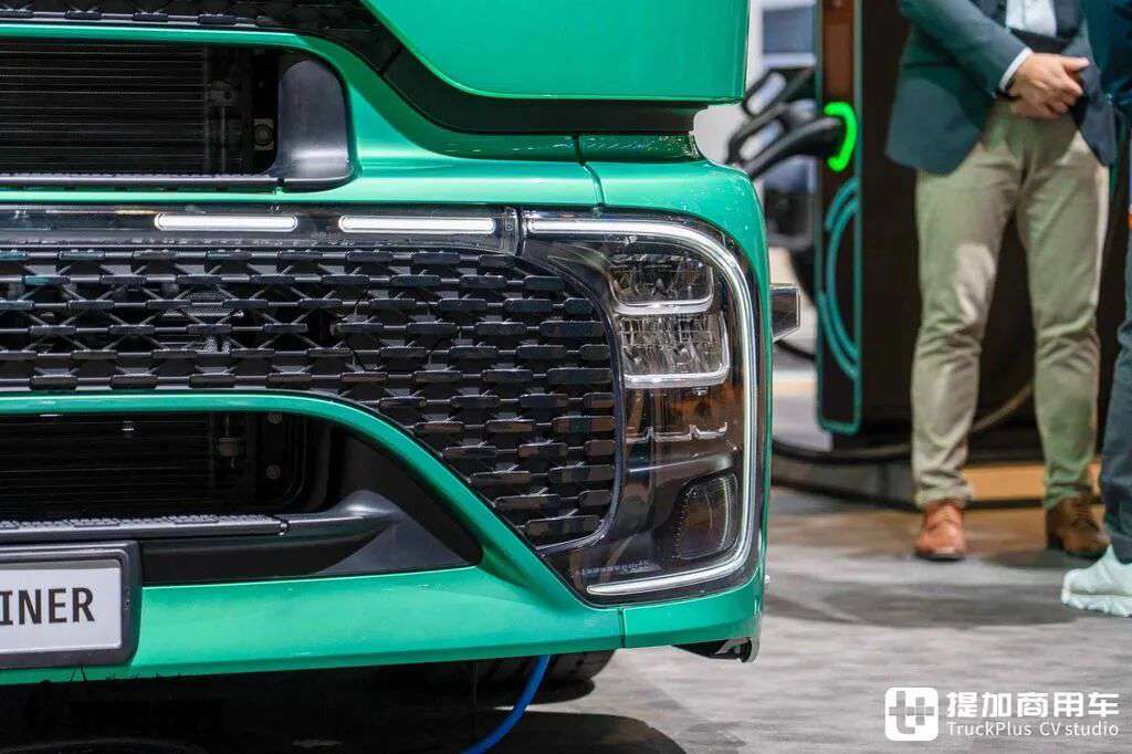 2026IAA：长途电动重卡也能玩低鞍座？奔驰eActros Lowliner牵引车深度实拍评测 - 第7张