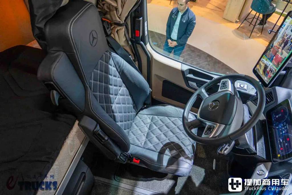 2026IAA：长途电动重卡也能玩低鞍座？奔驰eActros Lowliner牵引车深度实拍评测 - 第16张