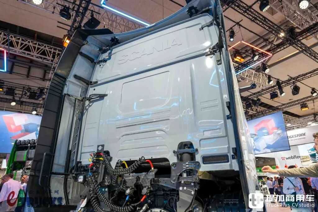 2026IAA：全新前脸、隐藏门把手，还有电子后视镜？斯堪尼亚新款Dynamic 430 R牵引车深度实拍评测 - 第12张