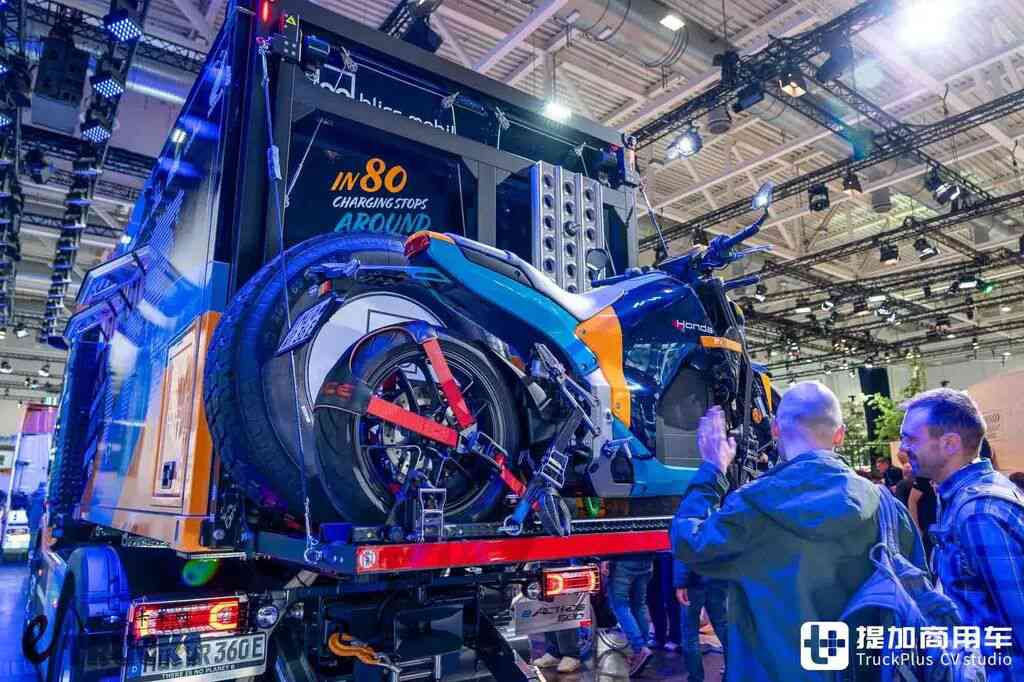 2026IAA:会来中国!化身房车还带越野摩托,奔驰eActros 600开启环球80充挑战 - 第20张 - 提加商用车网 2026IAA:会来中国!化身房车还带越野摩托,奔驰eActros 600开启环球80充挑战 - 第20张