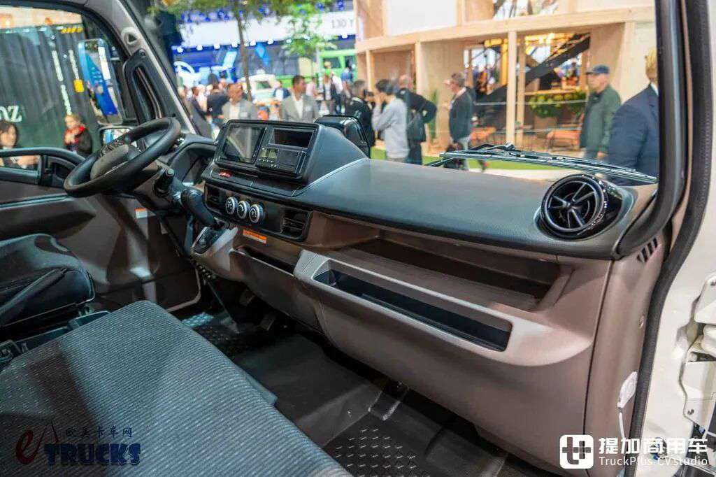 2026IAA：平头、全空气悬挂，这台日本轻卡在欧洲凭什么稀缺？三菱扶桑Canter深度实拍评测 - 第18张