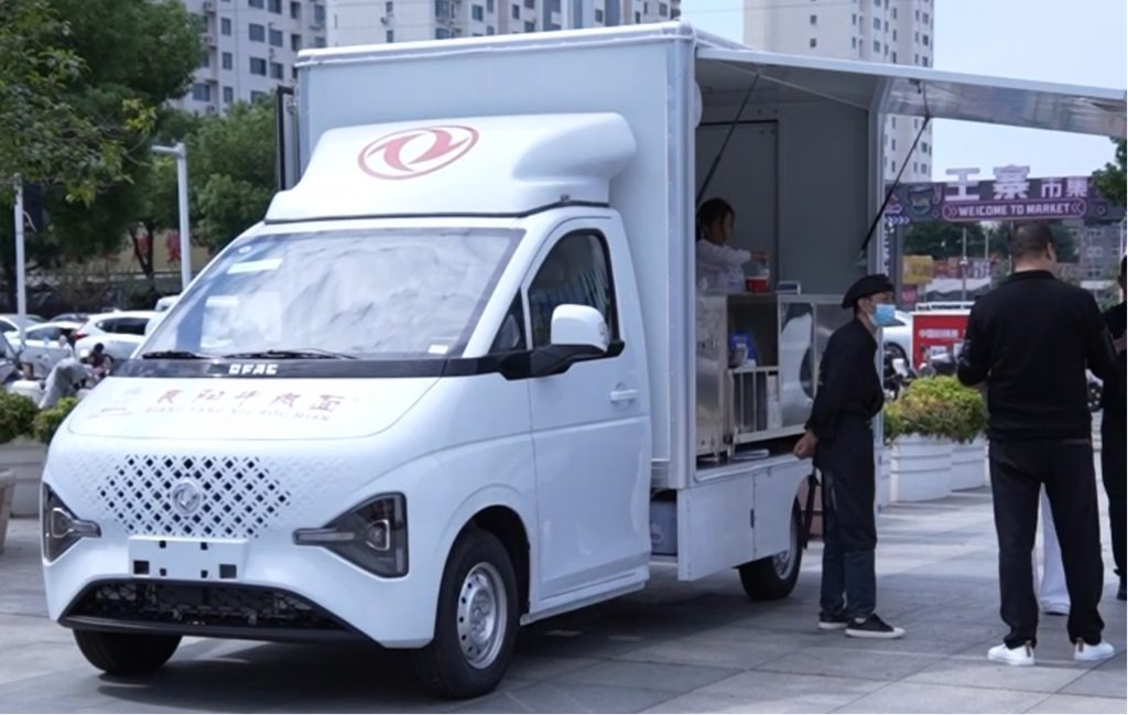 不交房租的「移动店铺」:东风途逸T7移动餐车,让牛肉面馆追着游客开张 - 第1张 - 提加商用车网 不交房租的「移动店铺」:东风途逸T7移动餐车,让牛肉面馆追着游客开张 - 第1张