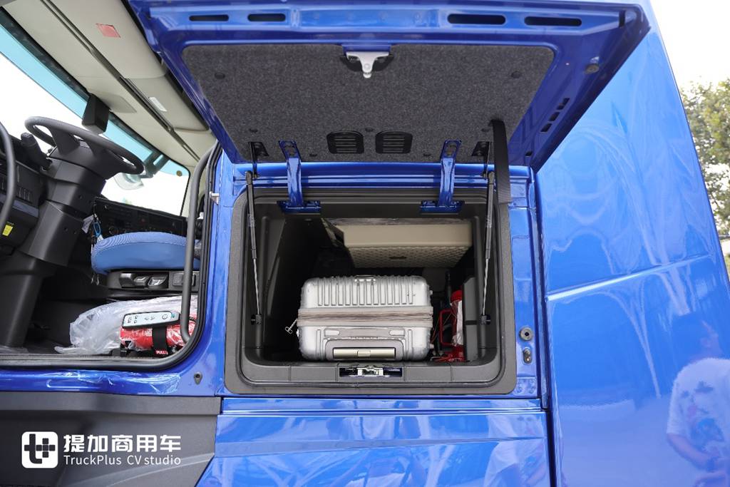 沃尔沃全新FH AERO正式进入国内,配置更加丰富,新车详细实拍 - 第12张 - 提加商用车网 沃尔沃全新FH AERO正式进入国内,配置更加丰富,新车详细实拍 - 第12张
