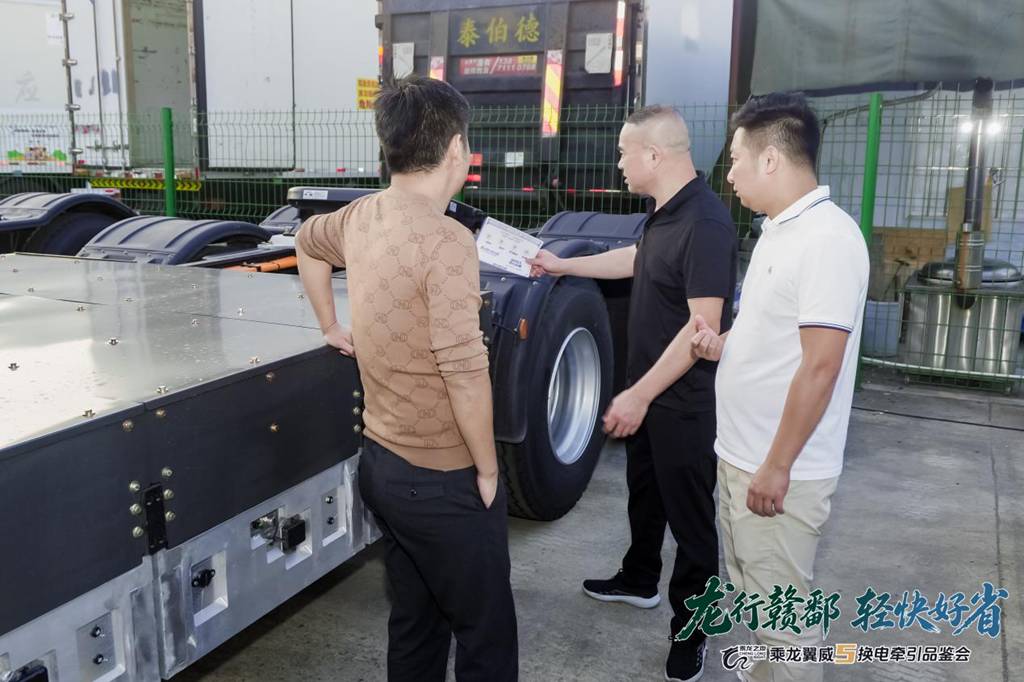 乘龙之夜燃动高安 乘龙翼威5换电牵引赋能江西卡友创富 - 第7张 - 提加商用车网 乘龙之夜燃动高安 乘龙翼威5换电牵引赋能江西卡友创富 - 第7张