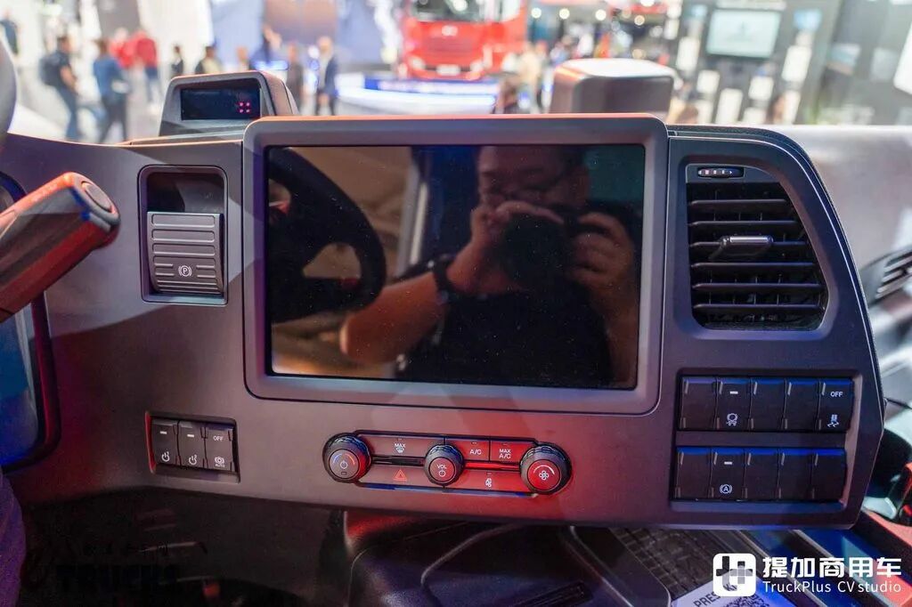 2026IAA:欧卡七雄我第八!欧洲最便宜的新卡车?福特F-MAX深度实拍评测 - 第15张 - 提加商用车网 2026IAA:欧卡七雄我第八!欧洲最便宜的新卡车?福特F-MAX深度实拍评测 - 第15张