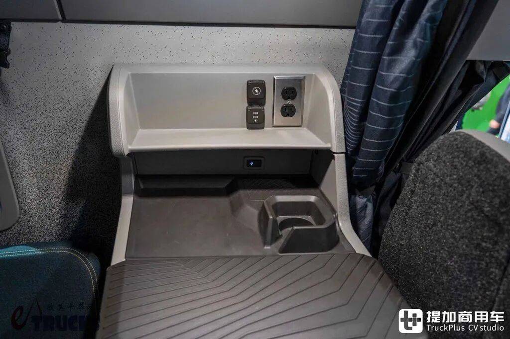 2026IAA:房车级超大生活舱!欧洲血统的美国卡车?沃尔沃VNL长头卡车实拍评测 - 第23张 - 提加商用车网 2026IAA:房车级超大生活舱!欧洲血统的美国卡车?沃尔沃VNL长头卡车实拍评测 - 第23张