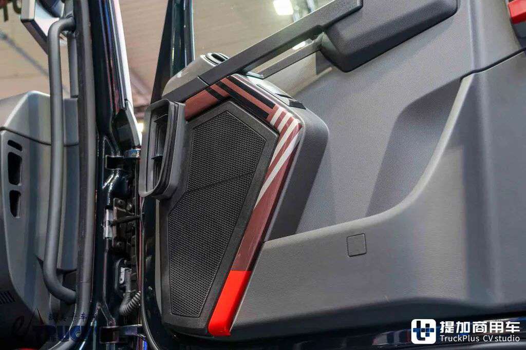 2026IAA:全球限量30台!法式浪漫拉满?雷诺T-High终极版实拍评测 - 第22张 - 提加商用车网 2026IAA:全球限量30台!法式浪漫拉满?雷诺T-High终极版实拍评测 - 第22张
