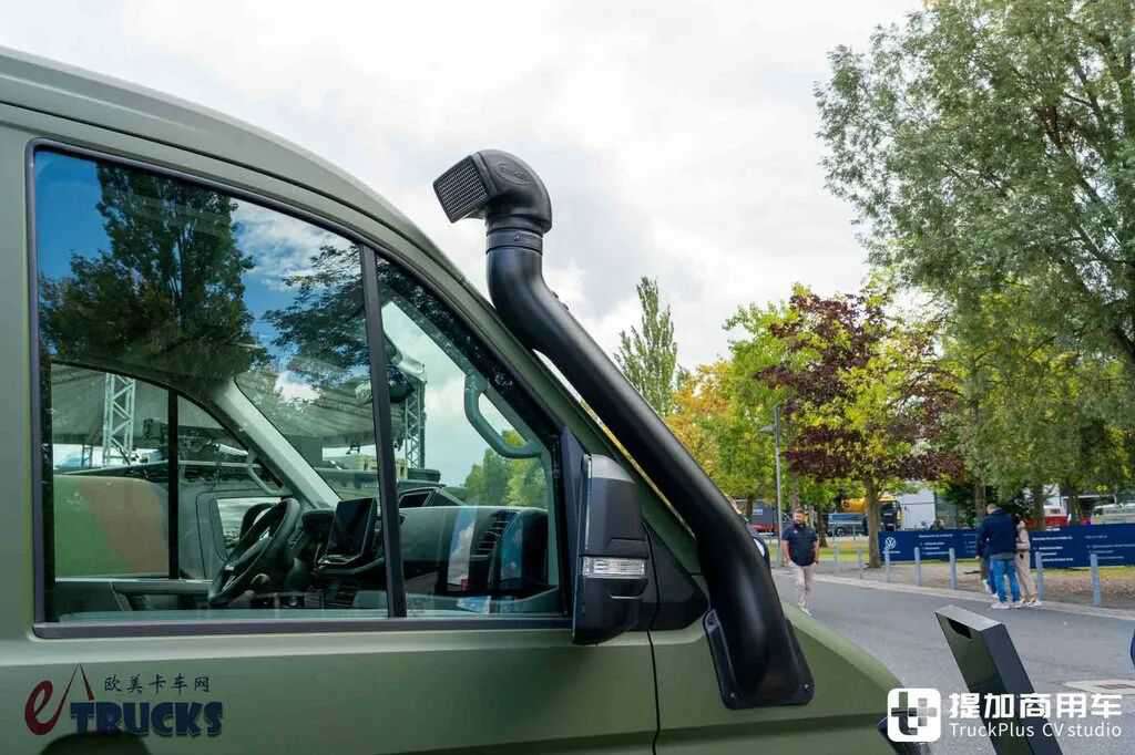 2026IAA:后排能放枪!绞盘、涉水喉全都有,军用版大众Crafter深度实拍解析 - 第9张 - 提加商用车网 2026IAA:后排能放枪!绞盘、涉水喉全都有,军用版大众Crafter深度实拍解析 - 第9张