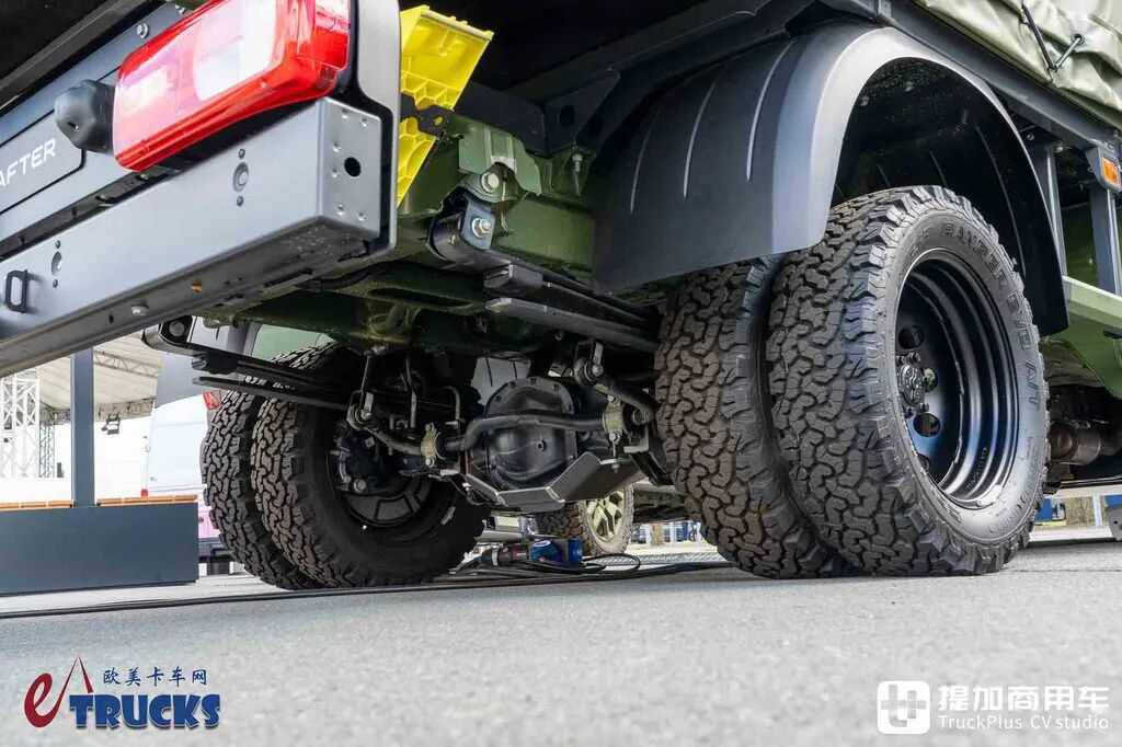 2026IAA:后排能放枪!绞盘、涉水喉全都有,军用版大众Crafter深度实拍解析 - 第12张 - 提加商用车网 2026IAA:后排能放枪!绞盘、涉水喉全都有,军用版大众Crafter深度实拍解析 - 第12张