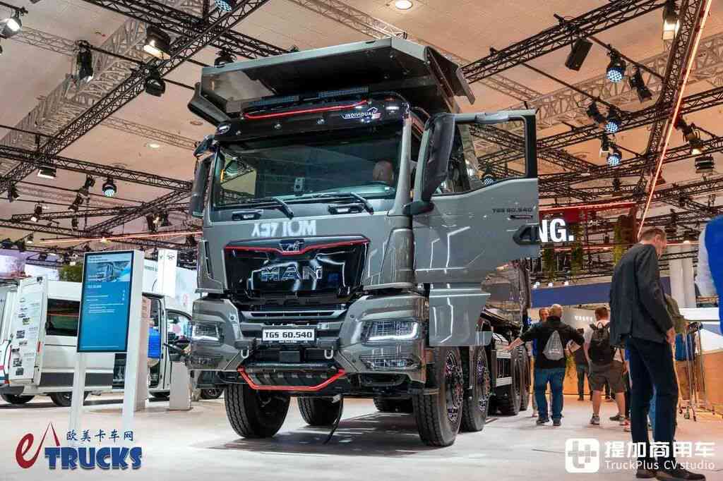 2026IAA：总重可达60吨！黑红定制套件加身，德国曼恩TGS 60.540矿用自卸车实拍评测 - 第1张