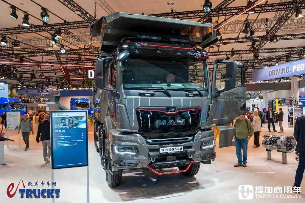 2026IAA：总重可达60吨！黑红定制套件加身，德国曼恩TGS 60.540矿用自卸车实拍评测 - 第2张