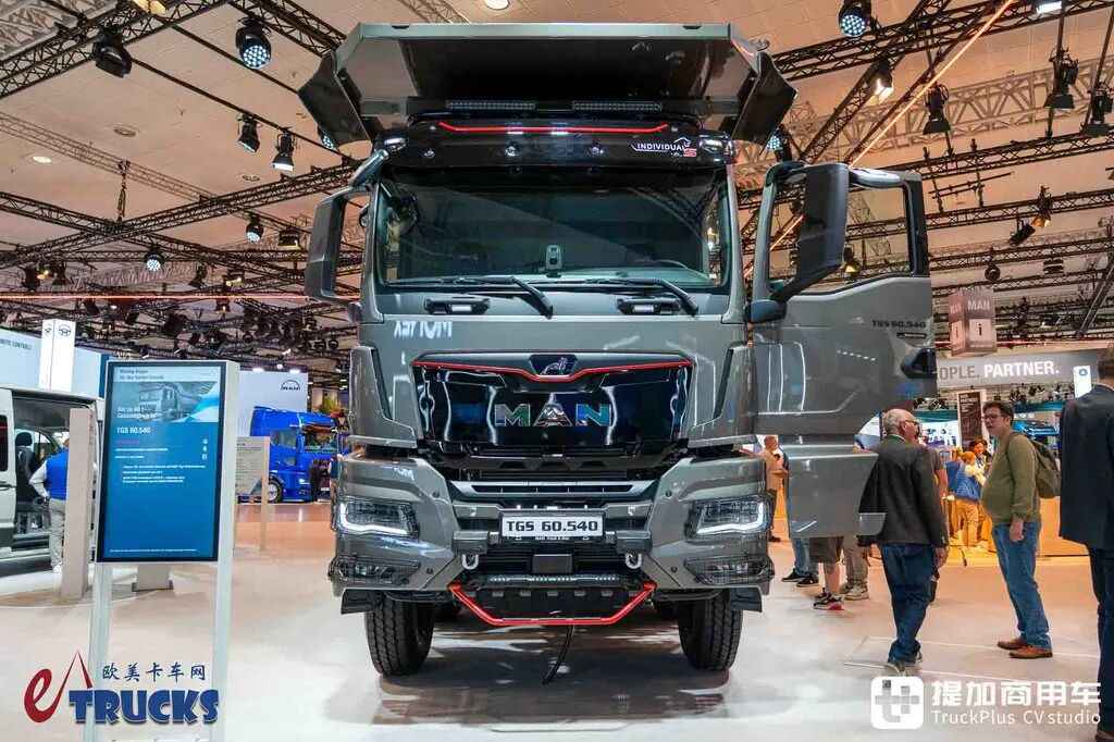2026IAA：总重可达60吨！黑红定制套件加身，德国曼恩TGS 60.540矿用自卸车实拍评测 - 第3张