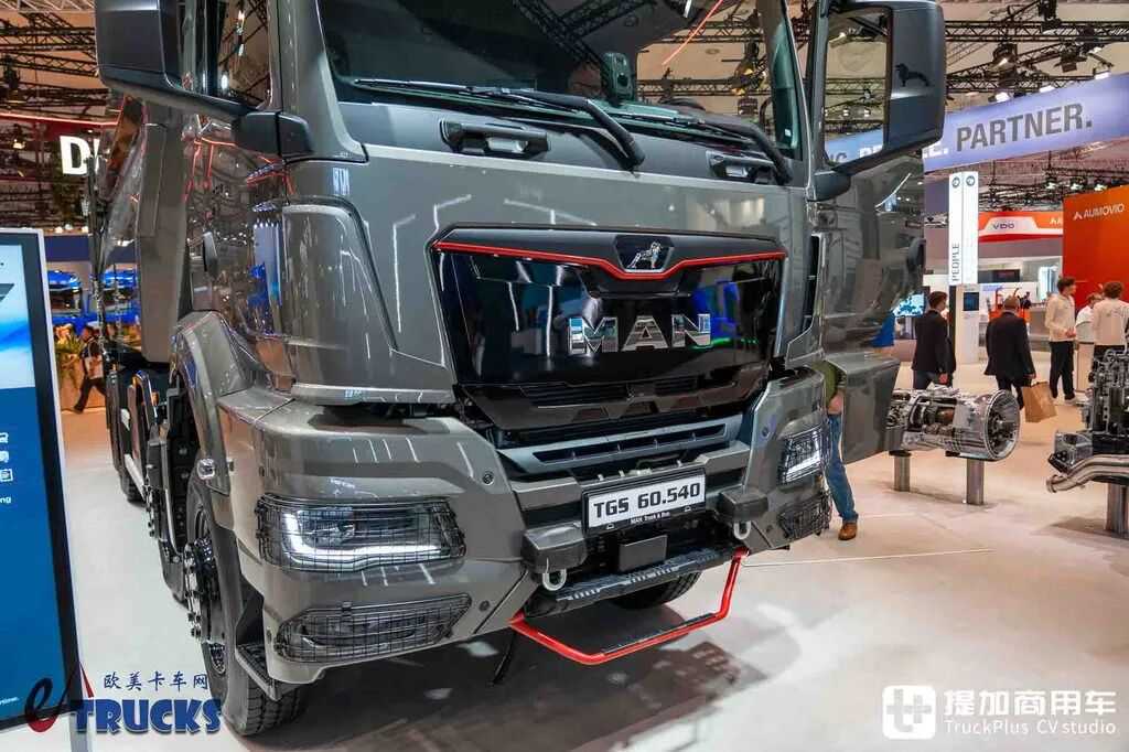 2026IAA：总重可达60吨！黑红定制套件加身，德国曼恩TGS 60.540矿用自卸车实拍评测 - 第4张
