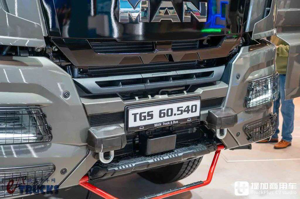 2026IAA：总重可达60吨！黑红定制套件加身，德国曼恩TGS 60.540矿用自卸车实拍评测 - 第5张