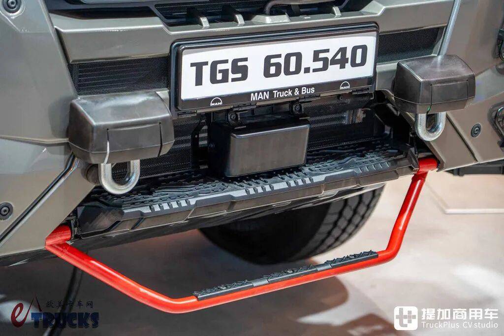 2026IAA：总重可达60吨！黑红定制套件加身，德国曼恩TGS 60.540矿用自卸车实拍评测 - 第6张