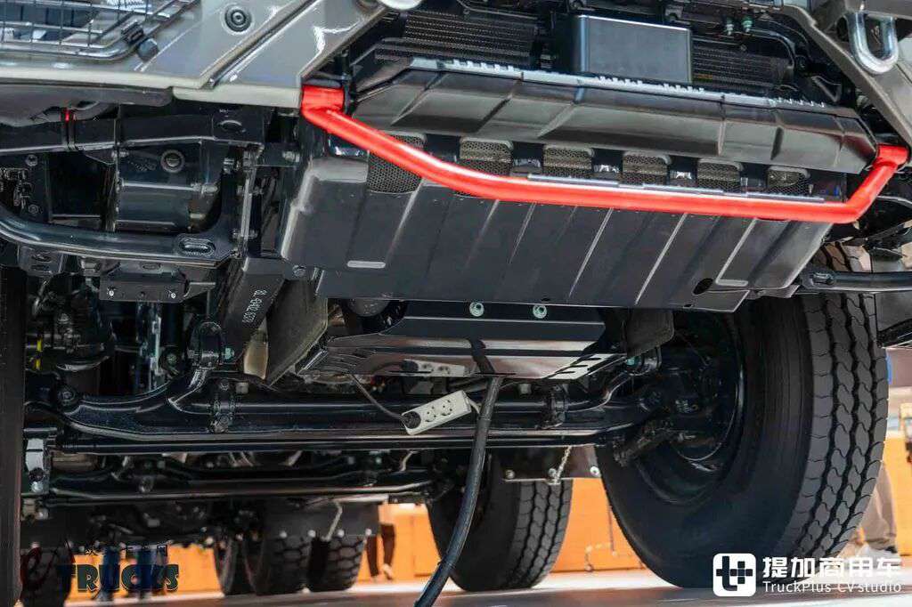 2026IAA：总重可达60吨！黑红定制套件加身，德国曼恩TGS 60.540矿用自卸车实拍评测 - 第7张