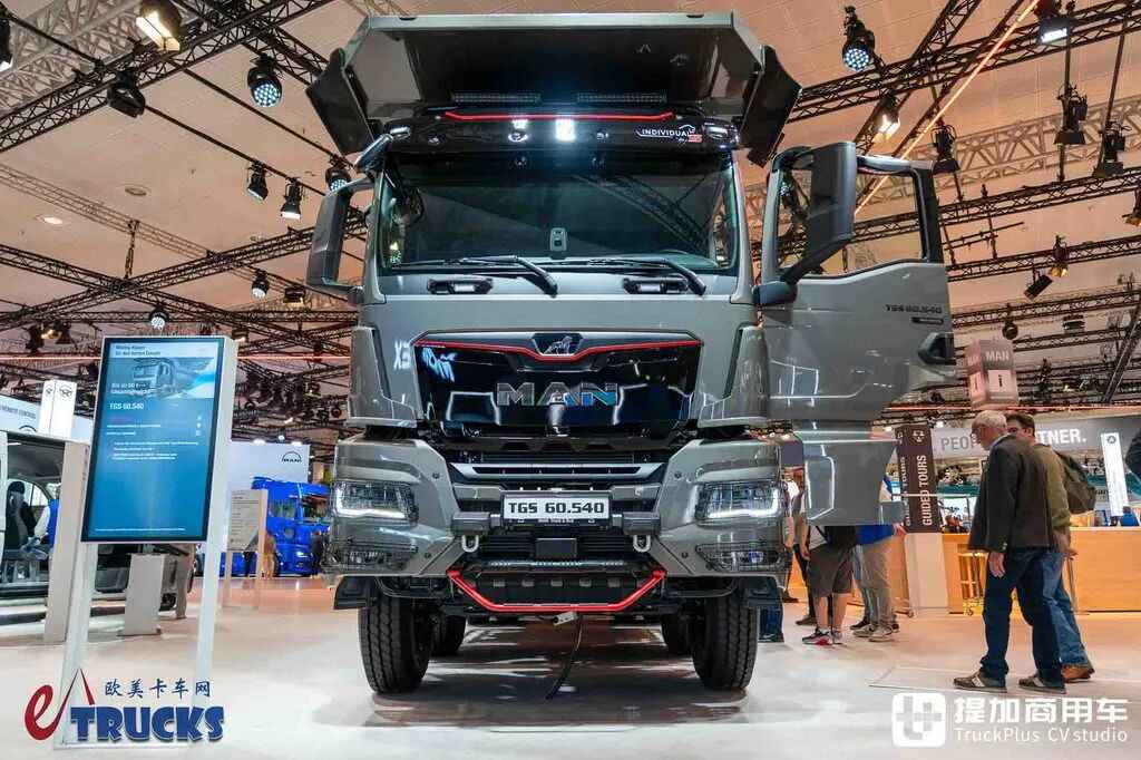 2026IAA：总重可达60吨！黑红定制套件加身，德国曼恩TGS 60.540矿用自卸车实拍评测 - 第8张