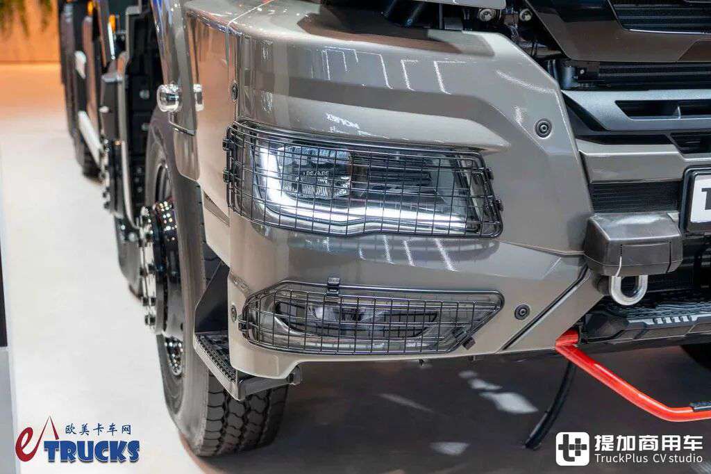 2026IAA：总重可达60吨！黑红定制套件加身，德国曼恩TGS 60.540矿用自卸车实拍评测 - 第9张