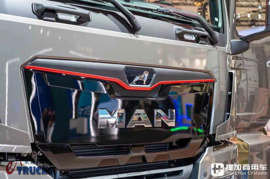 2026IAA：总重可达60吨！黑红定制套件加身，德国曼恩TGS 60.540矿用自卸车实拍评测 - 第11张