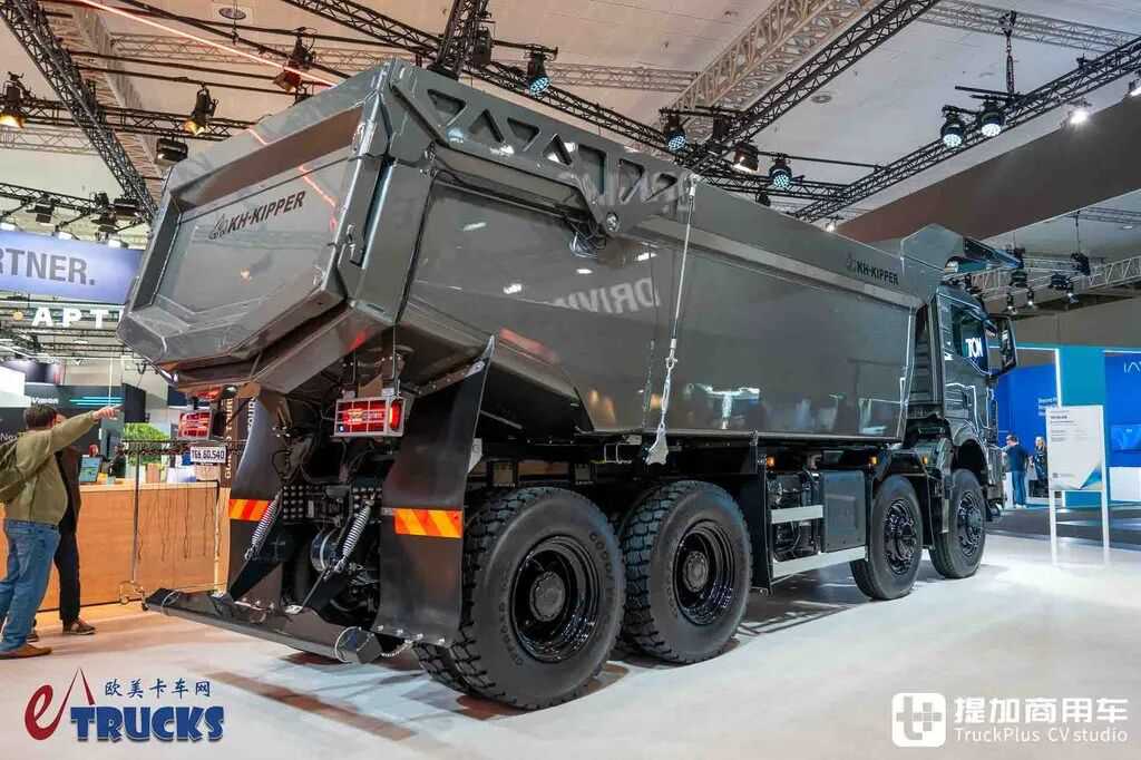 2026IAA：总重可达60吨！黑红定制套件加身，德国曼恩TGS 60.540矿用自卸车实拍评测 - 第15张