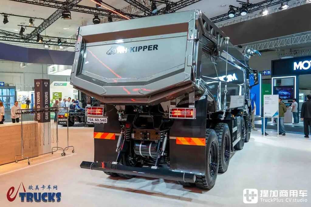 2026IAA：总重可达60吨！黑红定制套件加身，德国曼恩TGS 60.540矿用自卸车实拍评测 - 第17张