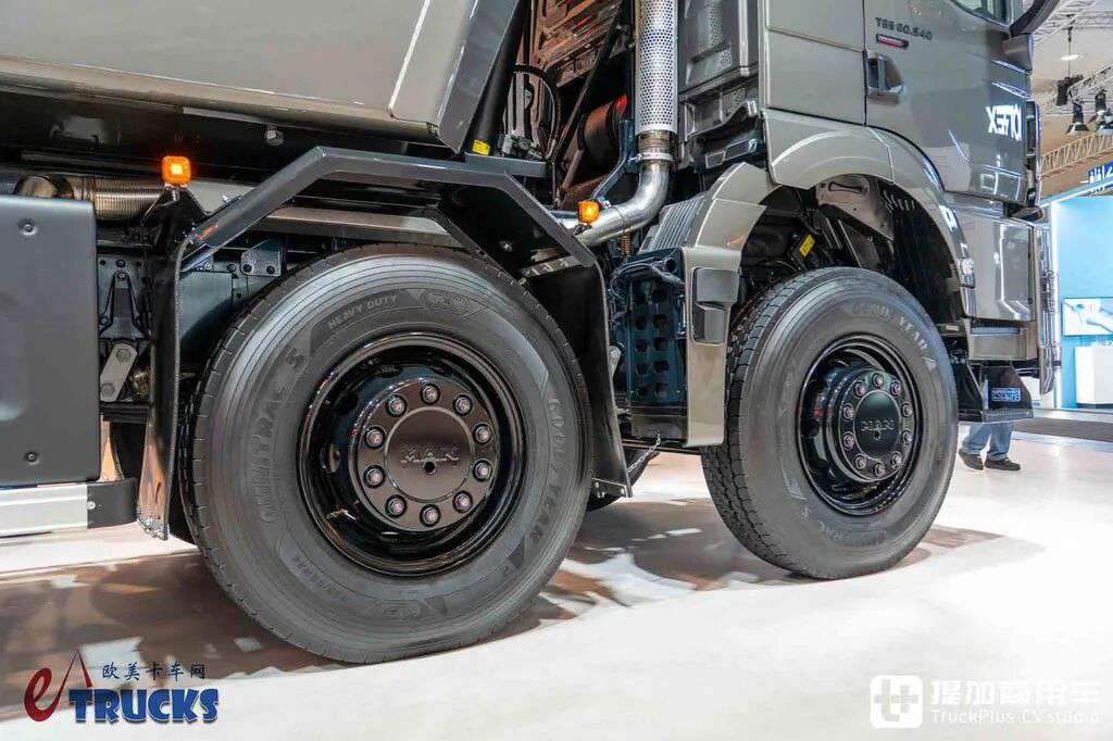 2026IAA：总重可达60吨！黑红定制套件加身，德国曼恩TGS 60.540矿用自卸车实拍评测 - 第20张