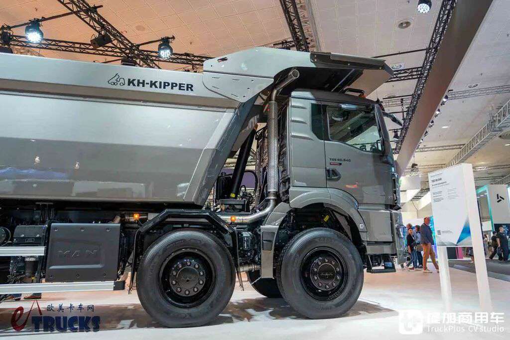2026IAA：总重可达60吨！黑红定制套件加身，德国曼恩TGS 60.540矿用自卸车实拍评测 - 第26张